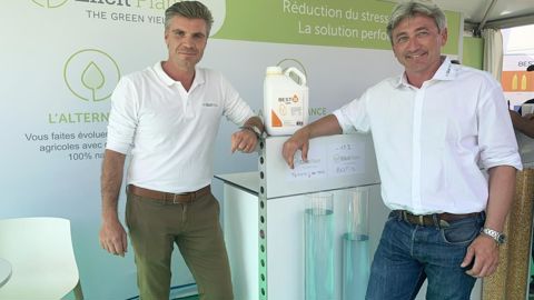 Aymeric Molin, directeur général d’Elicit Plant (à dr.), et Antoine Wattel, directeur commercial, sur leur stand à Innov-Agri, en septembre dernier, où les deux solutions BEST-a ont été présentées.